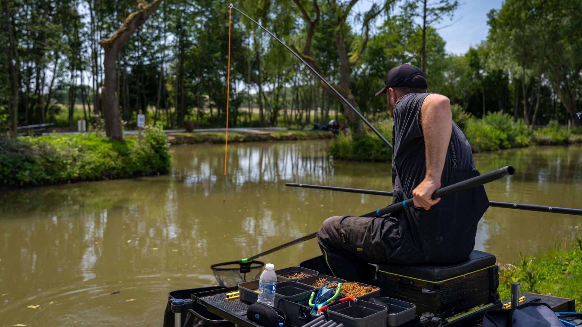Peche en lacs avec du materiel de peche, canne, moulinets, appats, paniers siege, rod pod. Peche en lacs avec du materiel de peche, canne, moulinets, appats, paniers siege, rod pod.