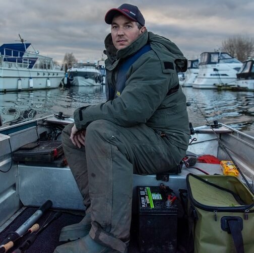 Phil Spinks dans une tenue de pêche pour un protection