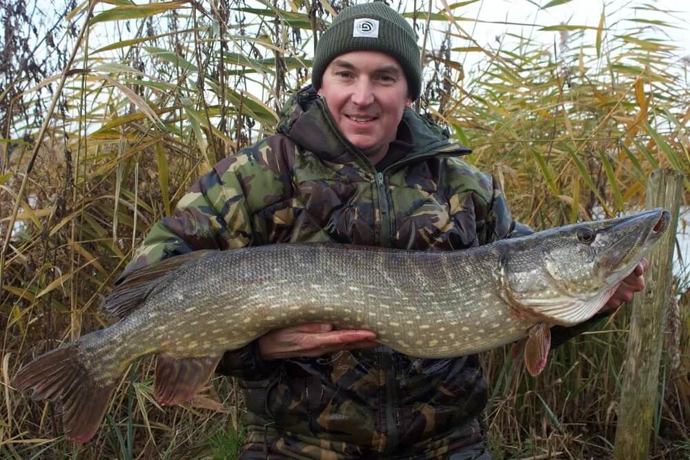 Phil Spinks Pêche au Brochet - Bonnet Chaud pour l'hiver Phil Spinks pêche au brochet avec un bonnet chaud pour l'hiver