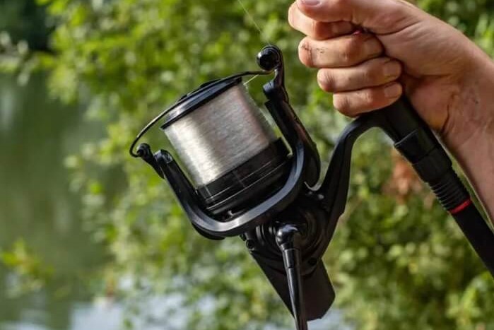 Moulinet de pêche au bord de la berge Moulinet de pêche au bord de la berge